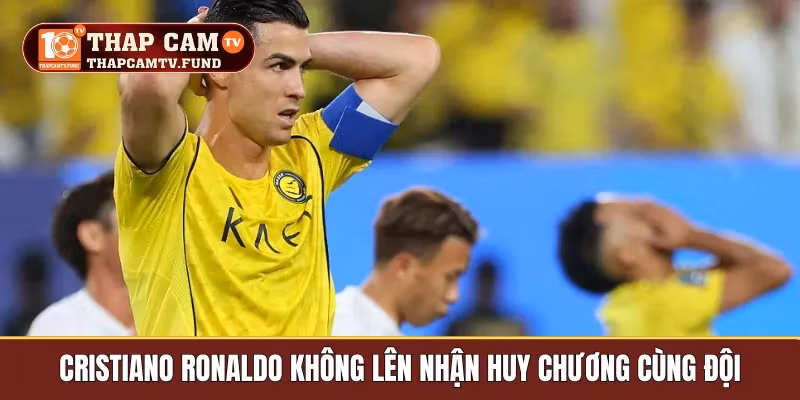 Cristiano Ronaldo không lên nhận huy chương cùng đội